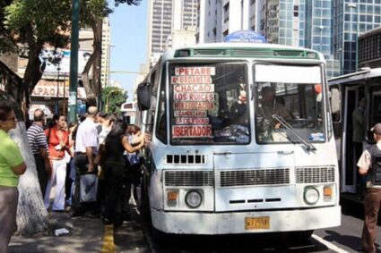 Transportistas dicen que devaluación del bolívar pulverizó el aumento del pasaje: Piden otro aumento