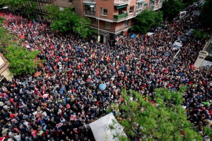 «No estás solo», multitudinaria manifestación en apoyo a Pedro Sánchez en Madrid