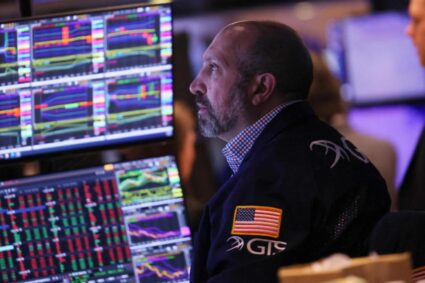 Mercado bursátil sufre caída tras anuncios de Trump de aranceles del 100% a China