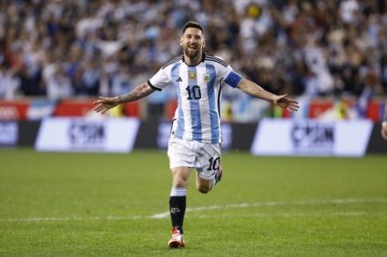 Messi iguala a Klose tras un hat-trick histórico