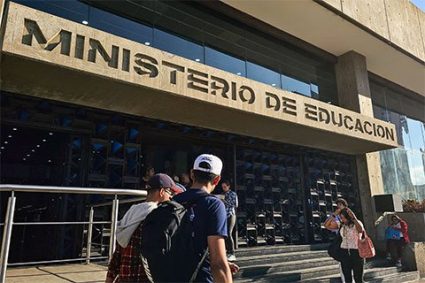 Ministerio de Educación alertó sobre la venta ilegal de guías escolares falsas