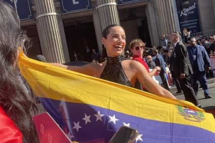 El emotivo momento en el que María Gabriela de Faría se bautizó en la iglesia cristiana de California