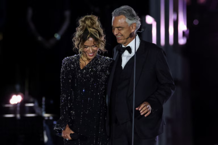 Andrea Bocelli y Karol G cantaron ‘Vivo por ella’ y brillaron en el histórico concierto ‘Grace for the world’ en el Vaticano