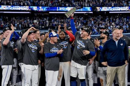 Jonrón de Springer lleva a los Azulejos a la Serie Mundial
