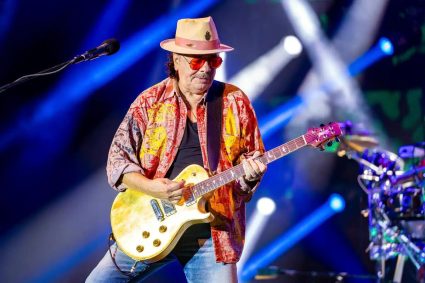 Carlos Santana aplaude que Bad Bunny cante en el Super Bowl