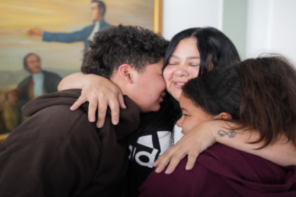 Adolescentes venezolanos separados en EEUU regresan junto a sus madres