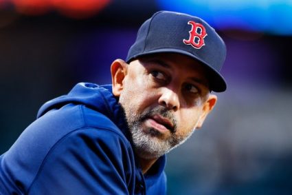 Medias Rojas inician reestructuración con despido de Alex Cora