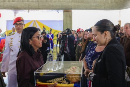 Presidenta Rodríguez rindió homenaje en capilla ardiente al coronel Helmer David Prato Veloz