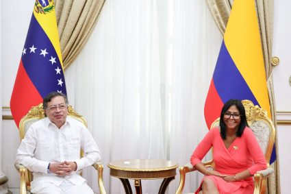 Gustavo Petro de visita en Miraflores recibido por la presidenta Rodríguez