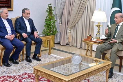 El canciller iraní presenta una lista de demandas al mediador pakistaní