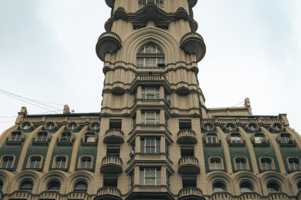 Carlos Julio Heydra Castillo: Arquitectura Inspirada en Libros