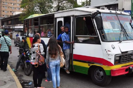 Transportistas exigen anclar el precio del pasaje al dólar y ‘mayor seguridad’