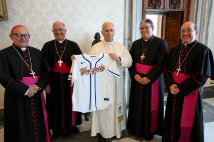 Directiva de la CEV regala al Papa León XIV la camiseta de los campeones del Clásico Mundial