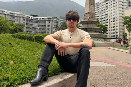 Cantante Lasso causa revuelo por inesperada visita a Caracas para enseñarle algo a su novia