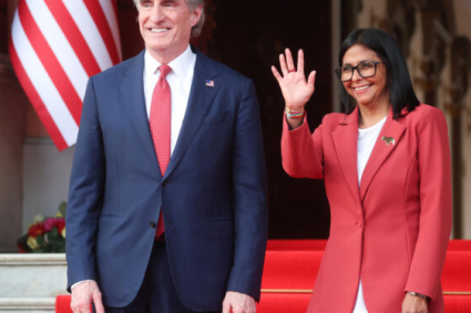 Cómo la nueva líder de Venezuela pasó de ser un paria a ser una poderosa aliada de EEUU