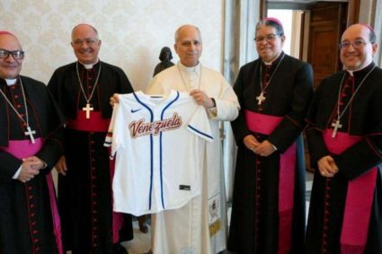 León XIV ya tiene su camisa personalizada del Team Béisbol Venezuela