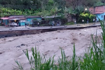 Colapso de vías y anegaciones en cinco municipios por fuertes lluvias