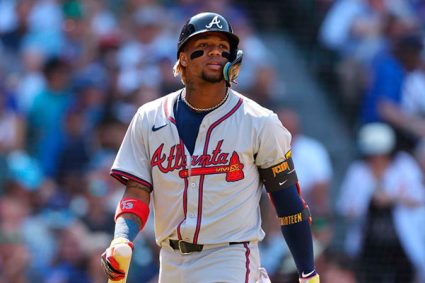 Acuña Jr. permanecerá «día a día» por una contusión en la mano izquierda