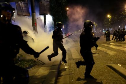 más de 400 detenidos y siete policías heridos