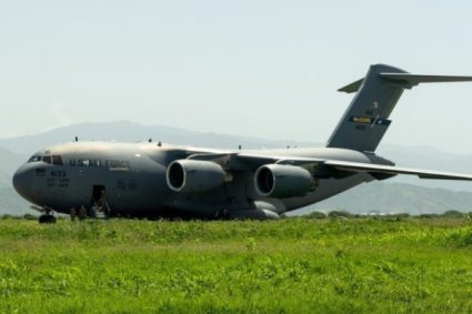 EE.UU. envía a Venezuela aeronaves militares, buques navales y ayuda de la Fuerza Espacial