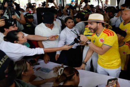 De la Espriella vota en Barranquilla confiado en ganar la Presidencia y suceder a Petro