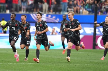 Canadá porfió y venció, Sudáfrica se despidió de la Copa