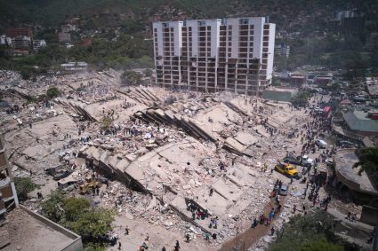 Cifra de fallecidos tras fuertes sismos se eleva a 1.430 y más de 3 mil heridos