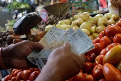 Inflación medida en dólares bajó -1,89%, pero la cesta básica costó US$958,96 en mayo