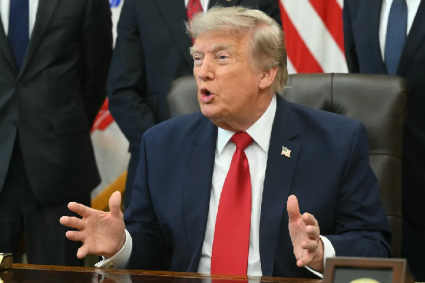 Donald Trump ordenó detener bombardeos contra Irán para abrir negociaciones de paz