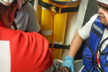 Celebran rescate con vida de Hernán Gil tras ocho días bajo los escombros en La Guaira