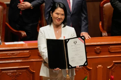 Keiko Fujimori asume la presidencia de Perú