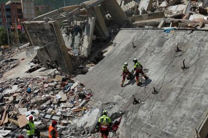 Localizaron a una niña con vida entre los escombros 11 días después del sismo en La Guaira