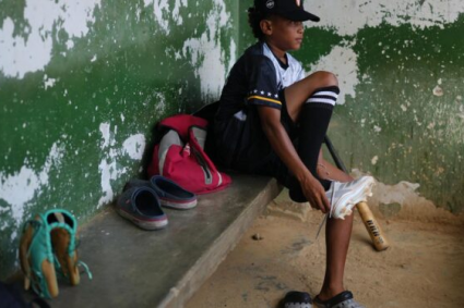 Niño prodigio del béisbol con 12 años entrena entre lágrimas tras quedarse sin hogar por los terremotos en Venezuela