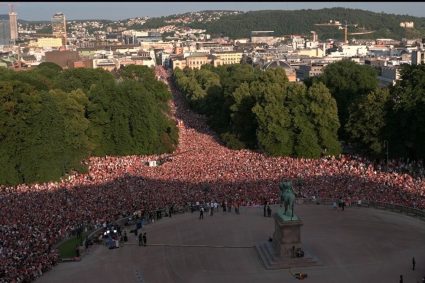 Una marea de 90 mil almas rinde tributo a los héroes de Noruega