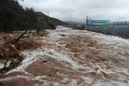 las autoridades decretaron alerta roja y suspendieron clases en Valparaíso