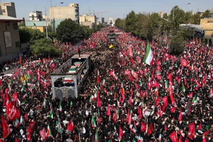 Dolientes abarrotan procesión fúnebre en Teherán por líder supremo irán, el ayatolá Alí Jamenei
