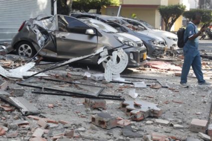 Edificios derrumbados y daños en los aeropuertos deja el terremoto de 7.4 en Colombia