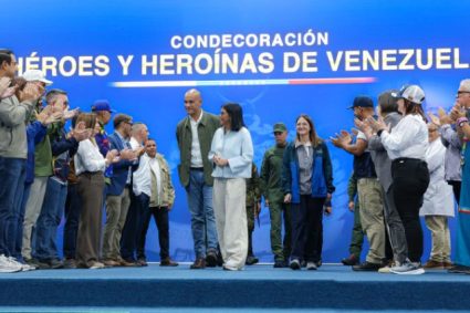 Presidenta Rodríguez entrega medalla «Héroes y Heroínas de Venezuela» a servidores públicos que que participaron en la atención a las víctimas del doble terremoto del 24 de junio
