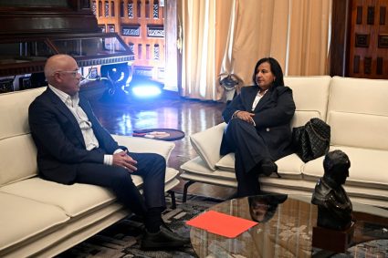 Gobierno y oposición fijan reunión presencial en Caracas